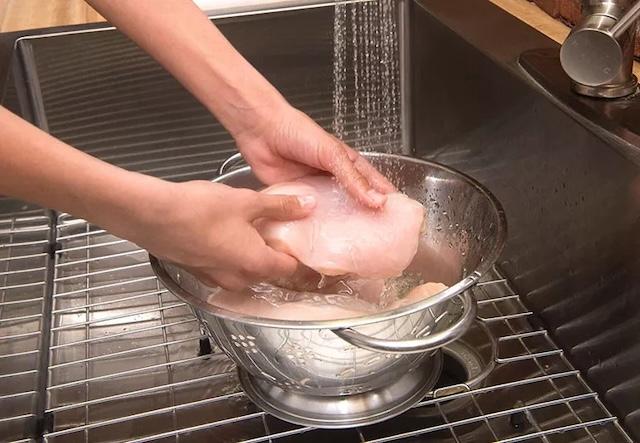 Some people rinse chicken parts under running water to feel cleaner, unaware of the risk of cross-contamination
