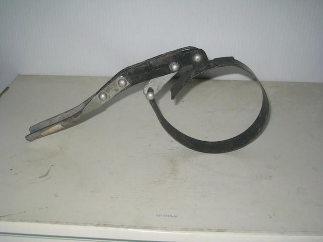 Unique curved design for better leverage during filter removal