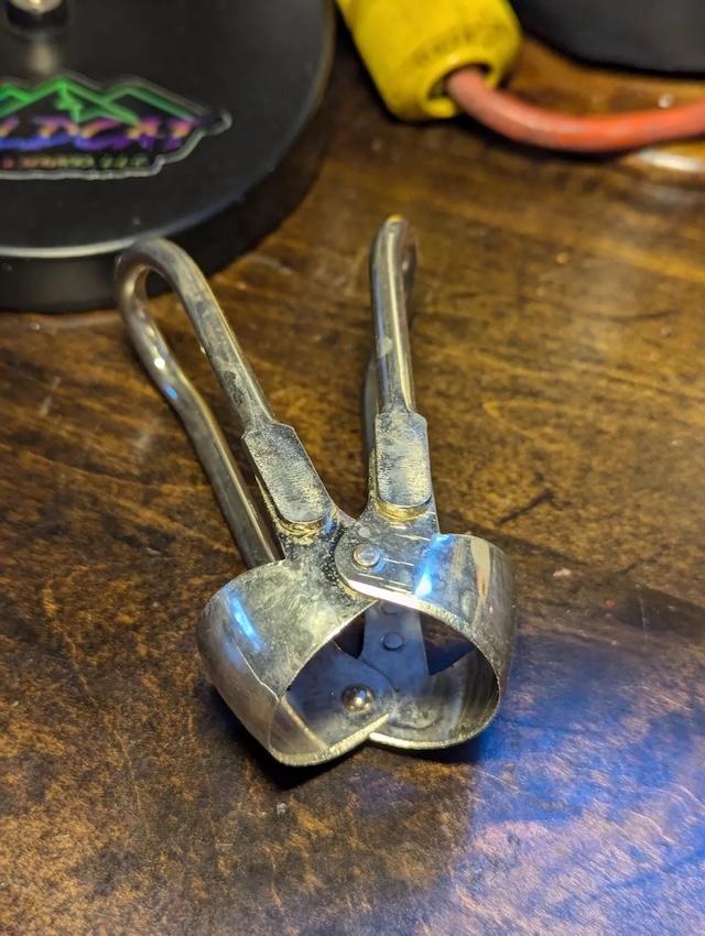 A side view of the handle mechanism, showcasing the vintage engineering that allowed smooth operation for citrus preparation