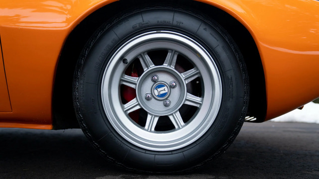 A close-up shot of the distinctive, stylish Campagnolo wheels of the 1968 De Tomaso Mangusta, embodying both beauty and practicality in its design.