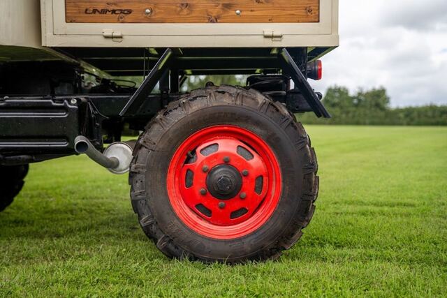 A closer look at the distinctive, sturdy tire design that supports the Unimog’s exceptional off-road capability and enduring performance in rough terrains.