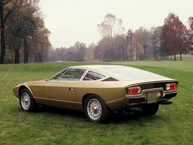 Maserati-powered excellence – A rear view of the Maserati Khamsin, the SM’s Italian cousin.