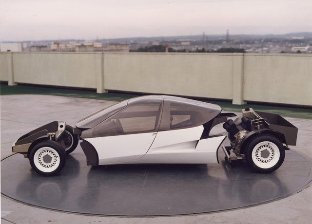 Unlike Toyota’s traditional front-engine vehicles, the MX-1 featured a mid-engine layout, positioning the engine behind the driver but ahead of the rear wheels.