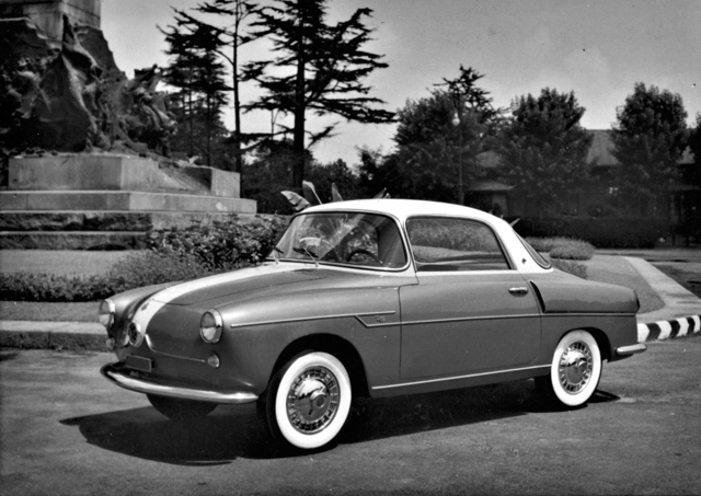 Unlike the regular Fiat 600, the Viotti featured a panoramic windshield that not only enhanced visibility but also gave the car a modern, sleek aesthetic.
