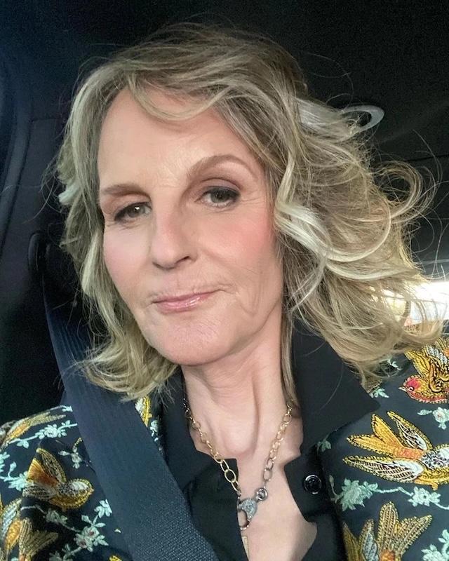 Despite the speculation, Helen Hunt stays confident and natural, remaining a timeless symbol of grace and independence.