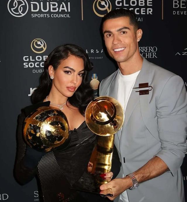 Cristiano and Georgina proudly hold their awards at the Globe Soccer Awards.