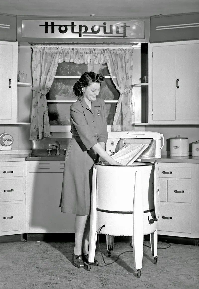 Kentucky Utilities Company, 1943 – A woman demonstrates a wringer-style washing machine.