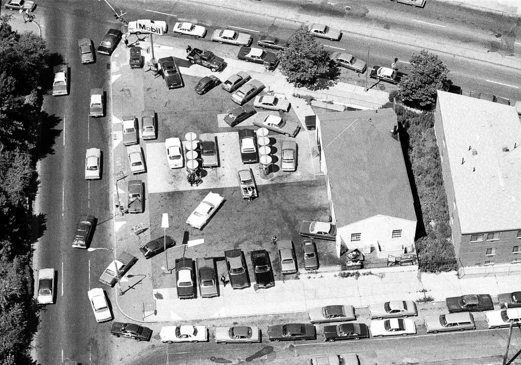 An aerial view of cars queuing for gas in New York City on June 19, 1979—a striking glimpse into the fuel crisis