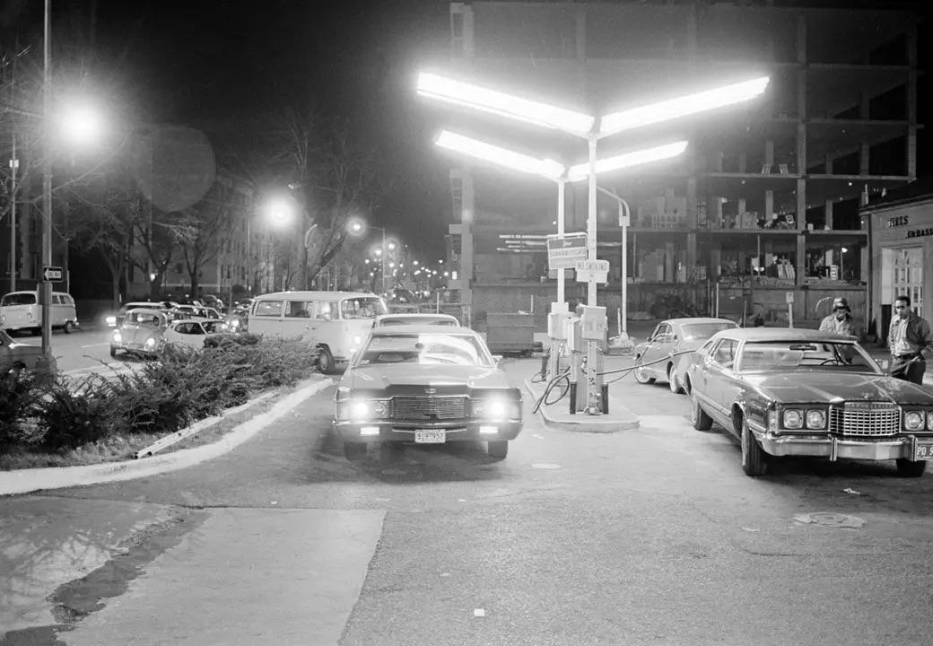 On December 1, 1973, a line of cars stretches at a Washington, DC service station—a striking glimpse into a time when fuel was a hard-won treasure