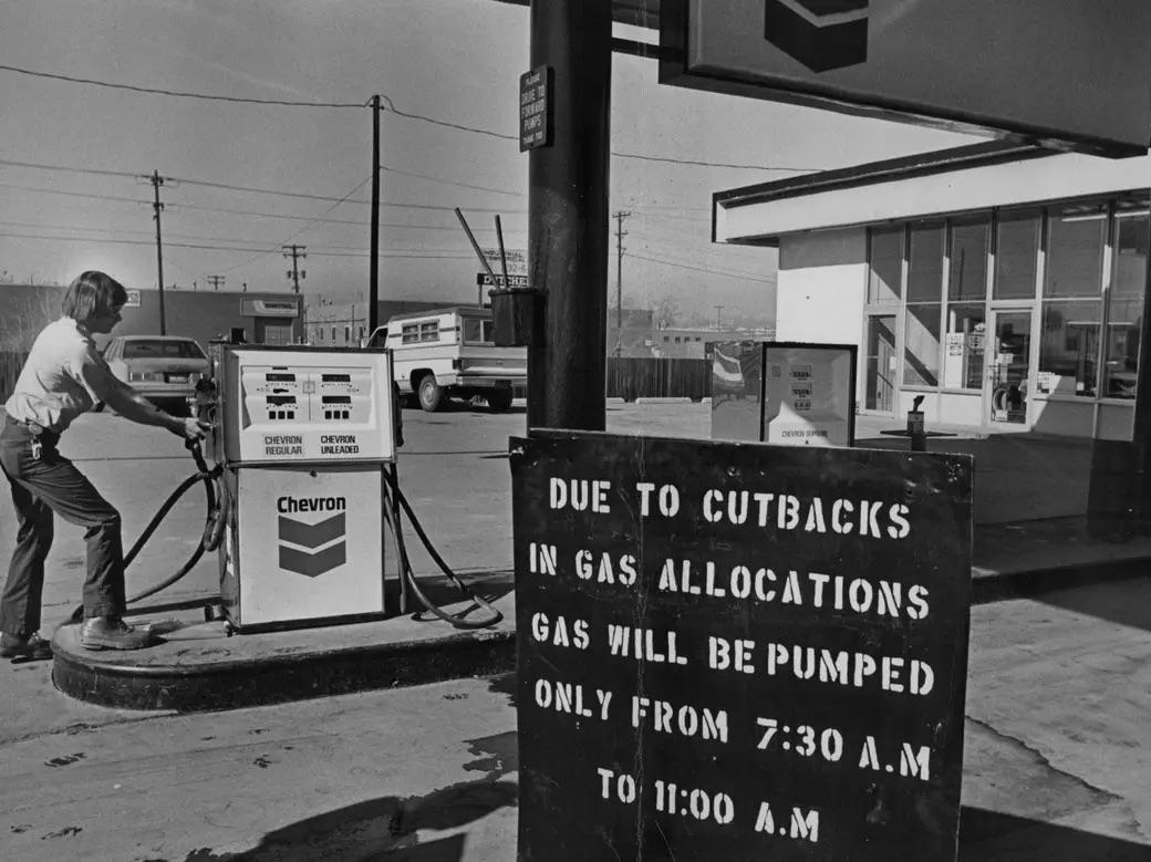 Ron Plybon secures a pump with a lock in February 1979—a creative act reflecting the resourcefulness of the era