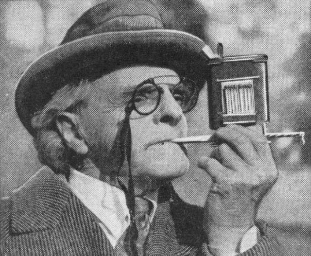 A cigarette factory packed inside a tobacco can – the ingenious creation of Dr. Edward P. Delevante, who integrated a cigarette roller into the bottom of the can.