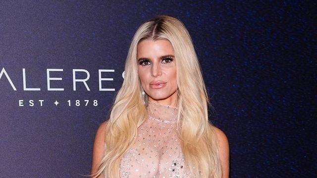 Alongside her bold new appearance, Jessica Simpson’s return to music is creating a stir. 
