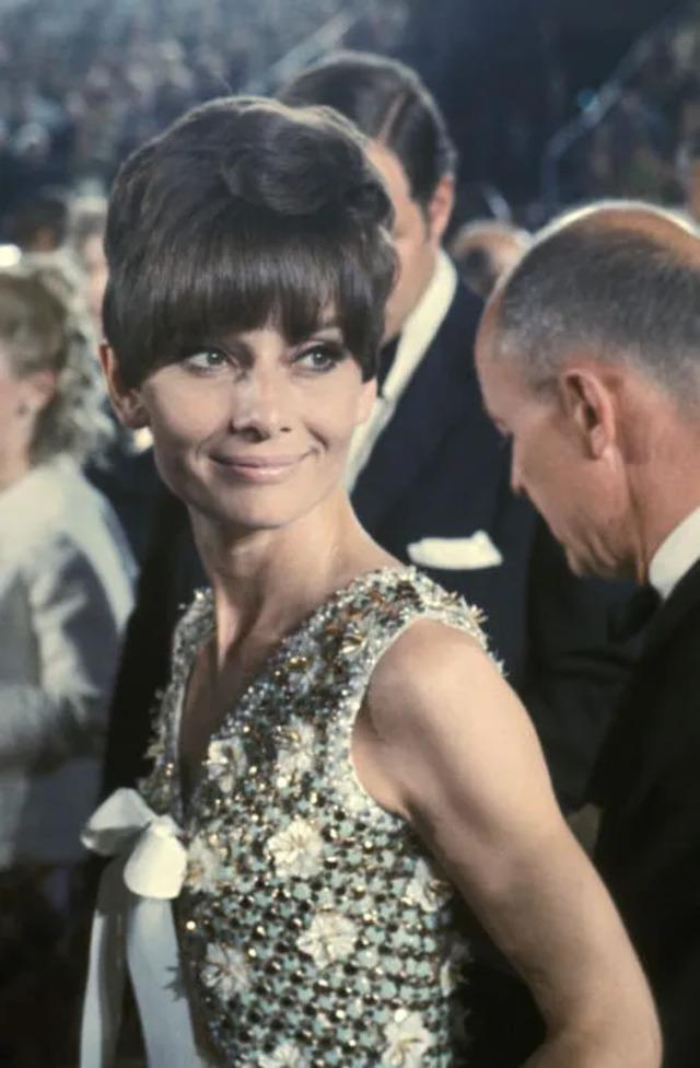 Audrey Hepburn at the Oscars – Audrey Hepburn captured in her radiant moment, gracing the Oscars in a sparkling dress.