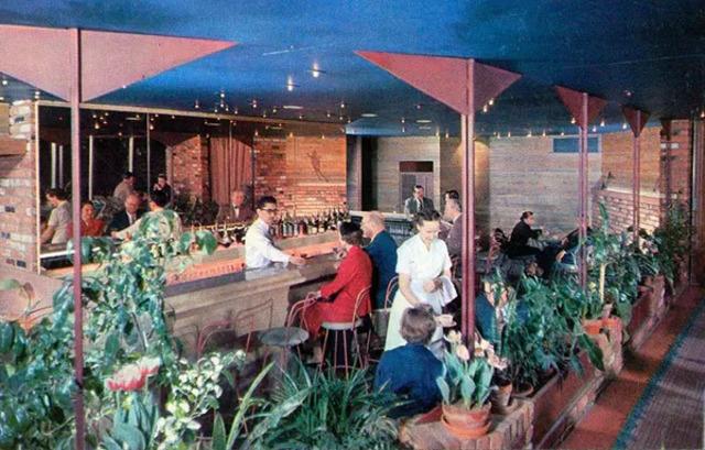 Devon Gables Starlit Cocktail Lounge in Bloomfield, Michigan: a sparkling gem for cocktail lovers.