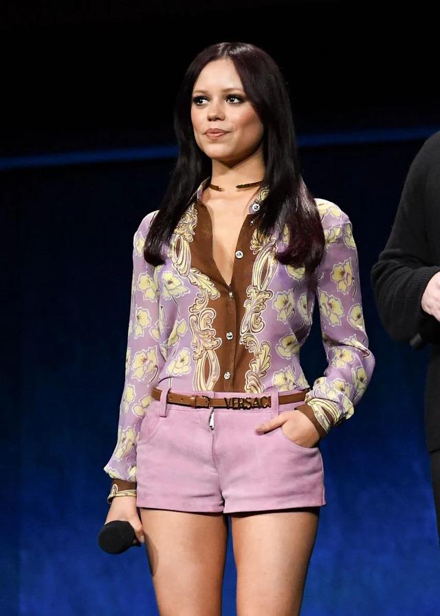 Her makeup artist, Vincent Oquendo, revealed that the look was inspired by the modern-day glamour of Faye Dunaway, a style icon of the '70s. The smoky eyeshadow,