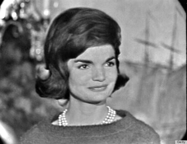 How Jackie Kennedy’s bouffant hairstyle defined elegance and set beauty trends across America.