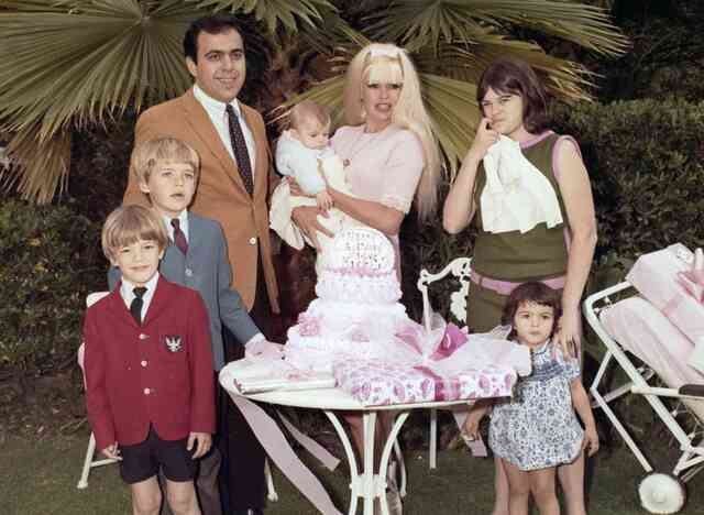 In 1967, Jayne Mansfield celebrated her birthday with family on the set of Single Room, Furnished, surrounded by love and laughter. UPI/BETTMANN ARCHIVE/GETTY