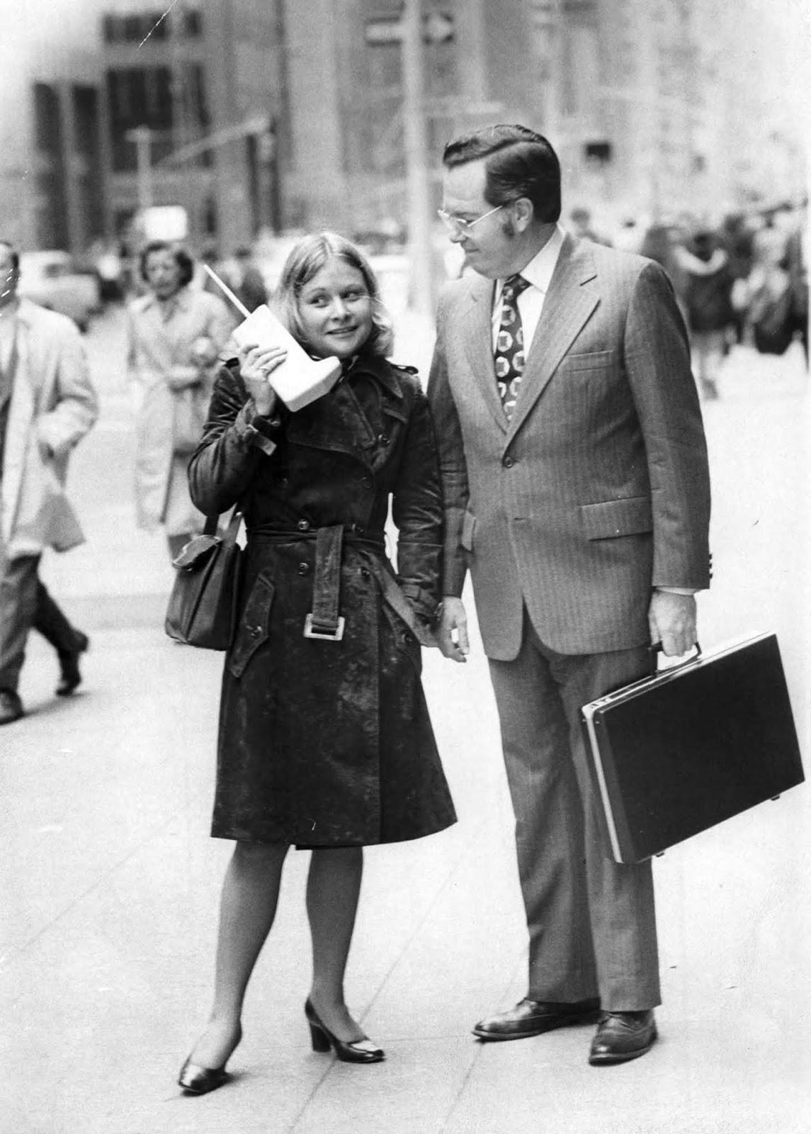 In 1973, Jeanne Bauer struts down New York’s 6th Avenue, holding the iconic DynaTAC, accompanied by John Mitchell, the engineer who brought the first mobile phone to life.