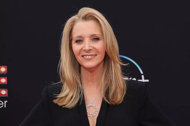 In Hollywood, where the pressure to look young often overshadows everything else, Lisa Kudrow’s natural aging process is a powerful statement.