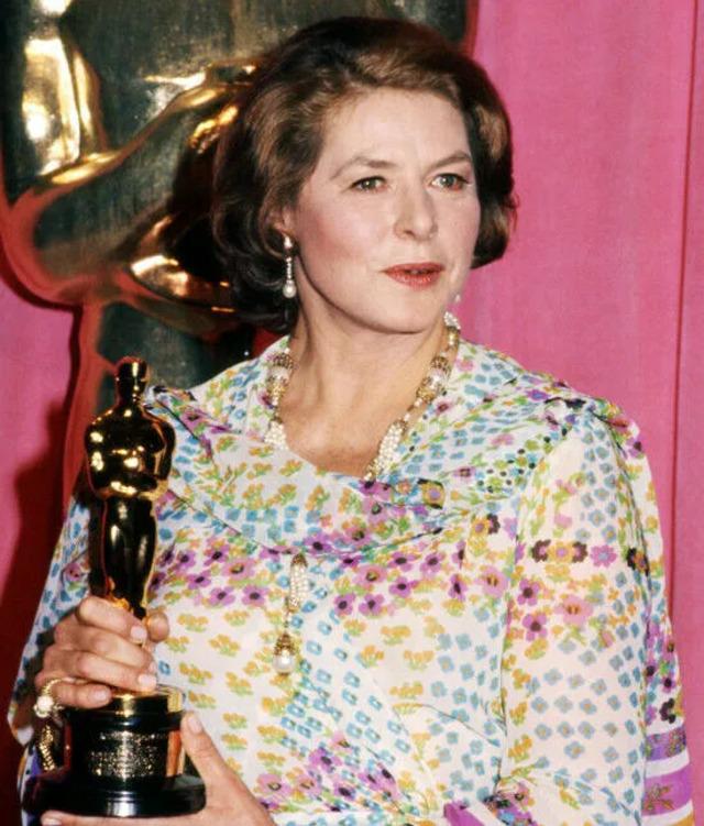 Ingrid Bergman’s Oscar Victory – Ingrid Bergman with her Oscar in a stunning outfit, one of her finest moments at the Academy Awards.