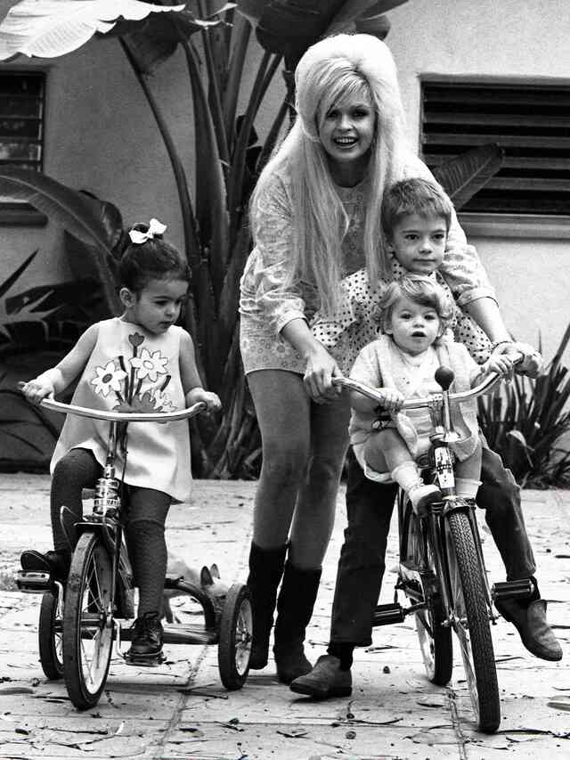 Jayne Mansfield, with her children Miklós, Zoltán, and Mariska, radiates love in this candid family photo. VITTORIANO RASTELLI/GETTY