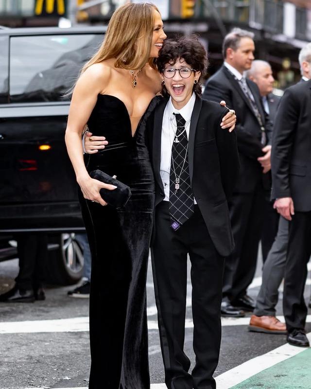 Jennifer Lopez and Emme’s Broadway appearance highlighted their strong bond, showcasing Lopez’s versatility as a devoted mother, fashion icon, and timeless entertainer.