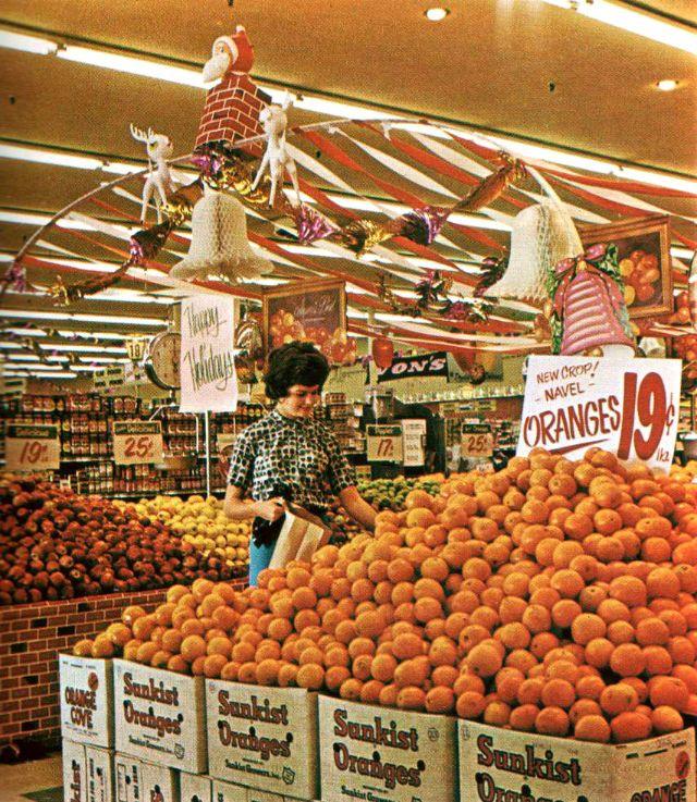 Selecting fresh oranges, 1962.