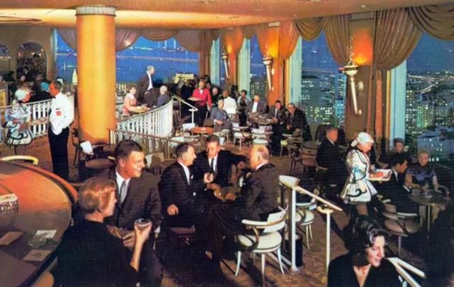 The Crown Room Cocktail Lounge at the Fairmont Hotel and Towers in San Francisco: an iconic destination for refined tastes.