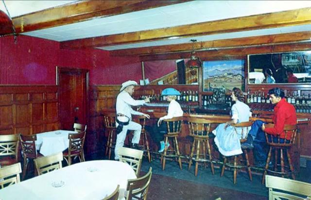 The Royal Road’s Victorian Room Cocktail Bar in Nogales: where history meets luxury.