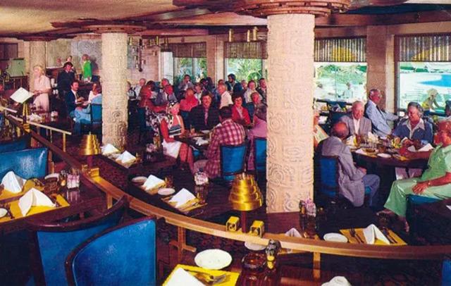 The Sun Castle Club and Motor Hotel in Pompano Beach: a retro-inspired spot for unforgettable nights.