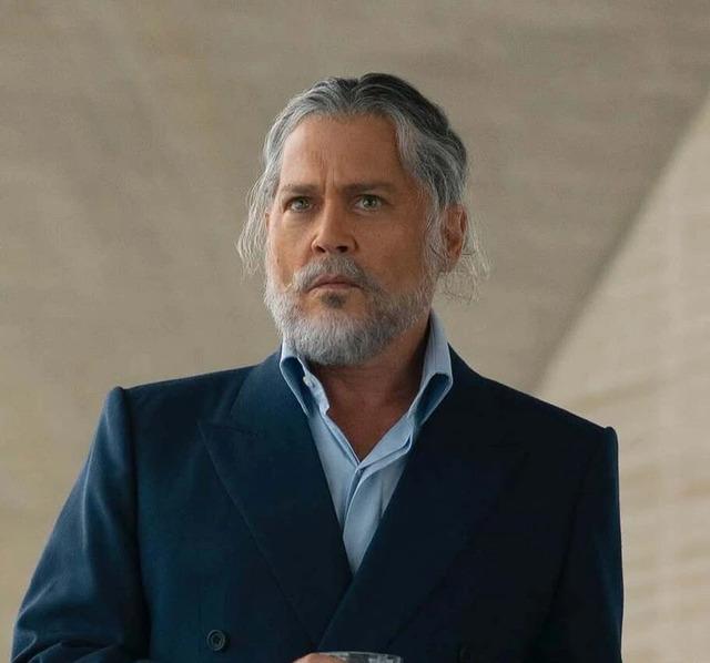 The actor now sports a full gray beard, which gives him a distinguished, almost regal appearance.