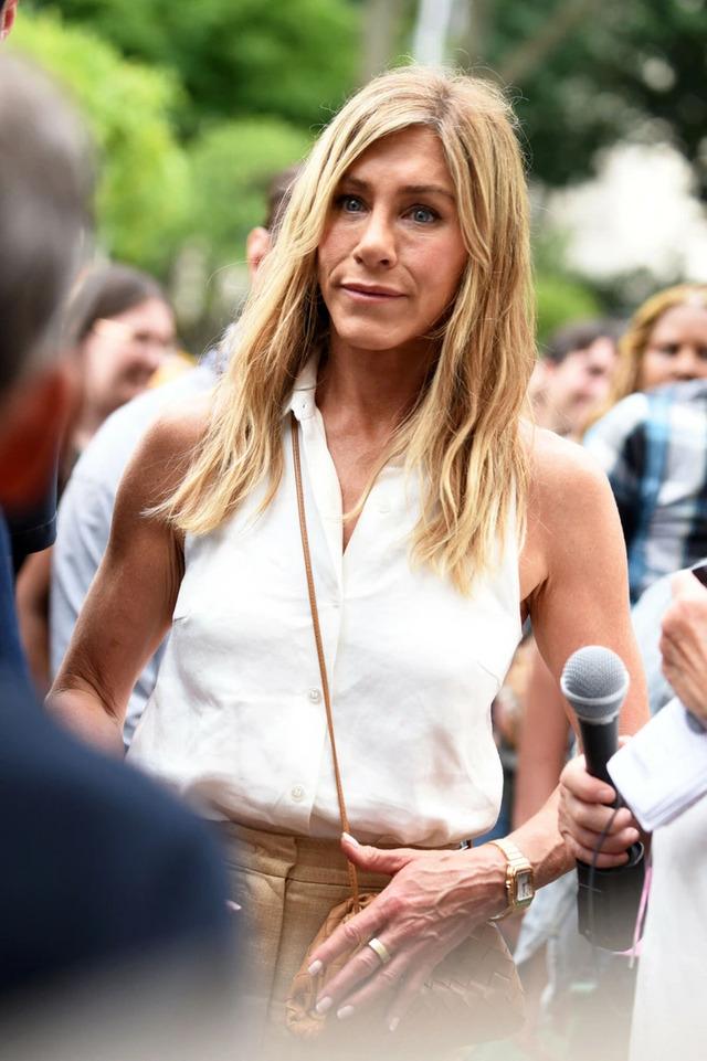 ith her effortlessly chic, tousled waves and radiant skin, Jennifer was a beacon of effortless beauty for millions