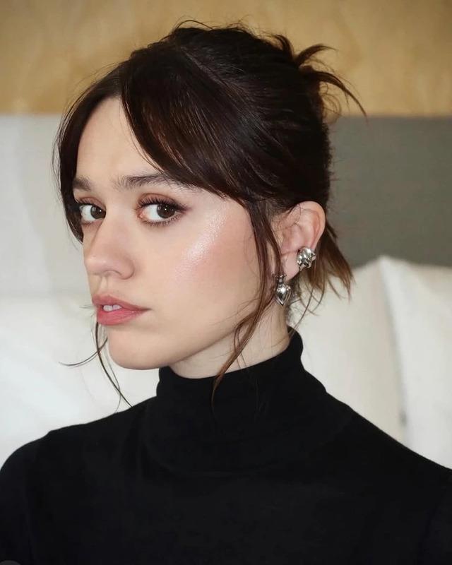 Aimee Lou Wood isn’t alone in her decision to embrace her natural features