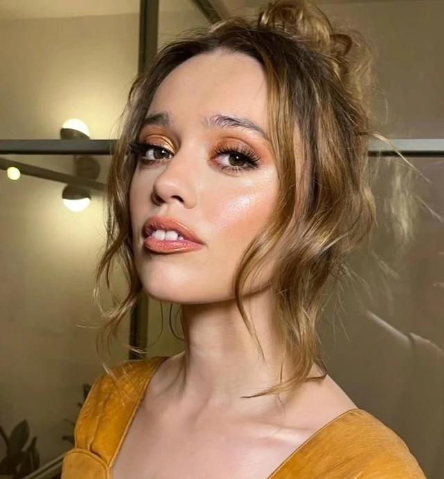 Aimee Lou Wood’s smile and other natural features are exactly the kind of thing that resonates with Gen Z.