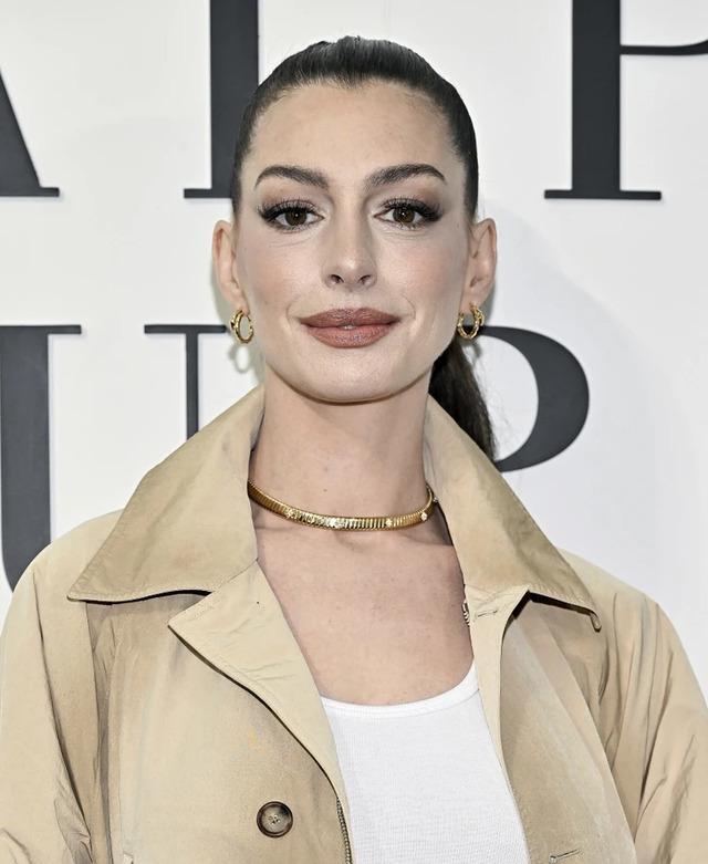 At the Ralph Lauren Fall 2025 fashion show in New York, the actress once again stole the spotlight—not for her acting skills, but for her seemingly ageless appearance.