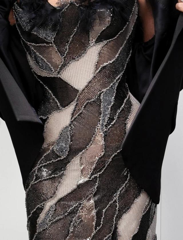 Donatella’s choice to mix tough embroidered crystals and metal mesh with the softness of chiffon was a nod to her ever-evolving aesthetic, combining sensuality with strength.