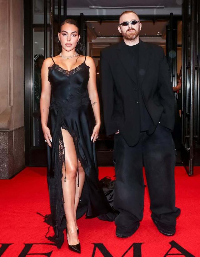 Georgina’s reinterpretation was minimalist—a black slip dress with lace details, a sweeping train, and a plunging neckline.