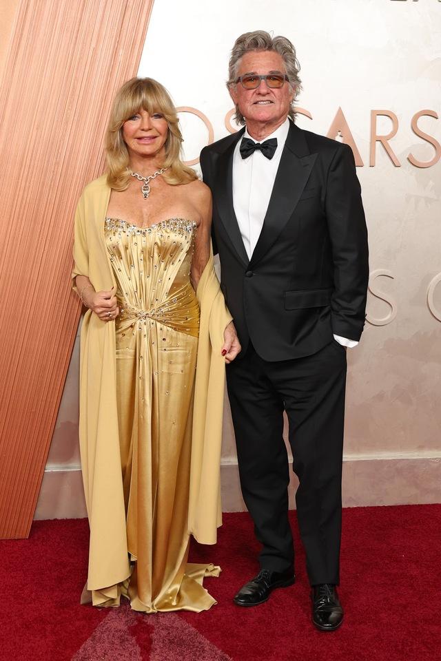 Goldie Hawn stole the spotlight at the 2025 Academy Awards, not only with her stunning gown but also with her undeniable presence alongside Kurt Russell.