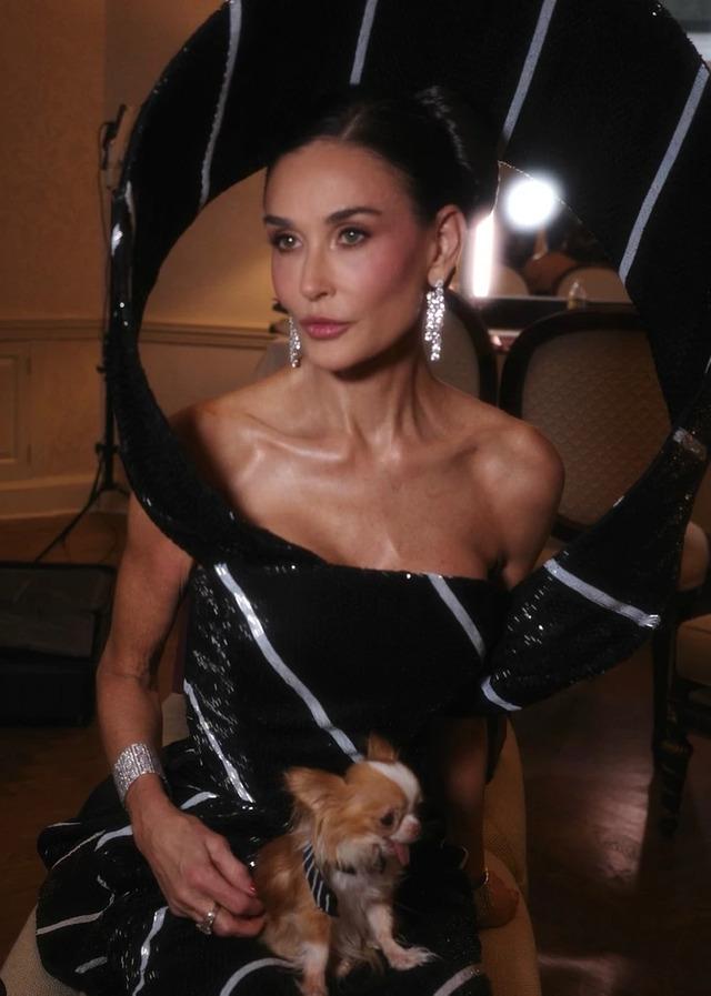 Her beloved dog, Pilaf, was dressed in a miniature matching necktie, complementing Moore’s outfit in the most adorable way possible.