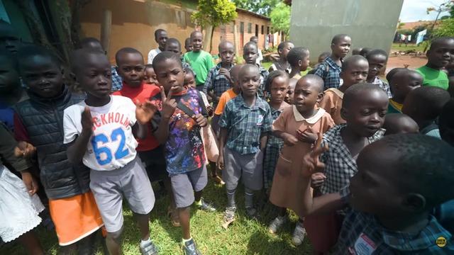 Her eldest children are now 32 years old, while the youngest is just 7