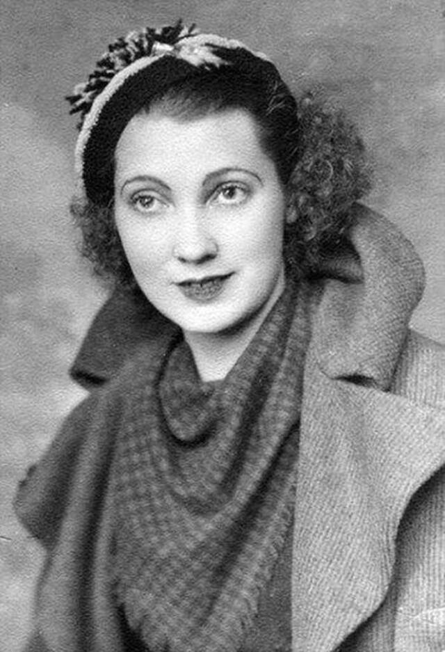 In 1930, at just 18 years old, Mary Anne MacLeod left her Scottish roots behind to start a new life in New York City, ready to embrace the unknown.