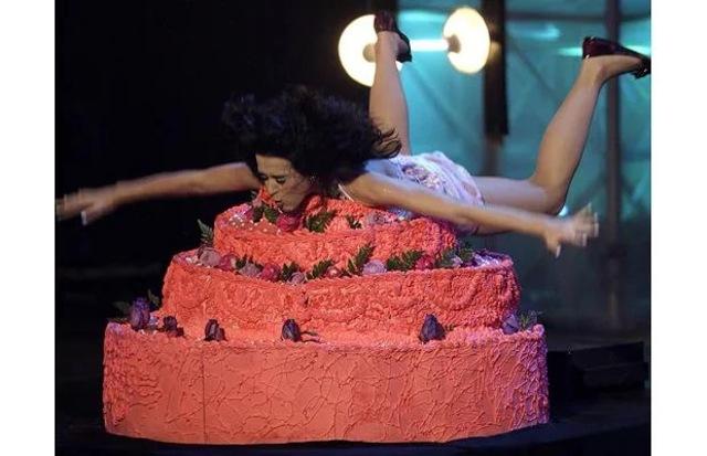 Katy Perry’s On-Stage Cake Fall: Turning a Slip Into a Showstopper