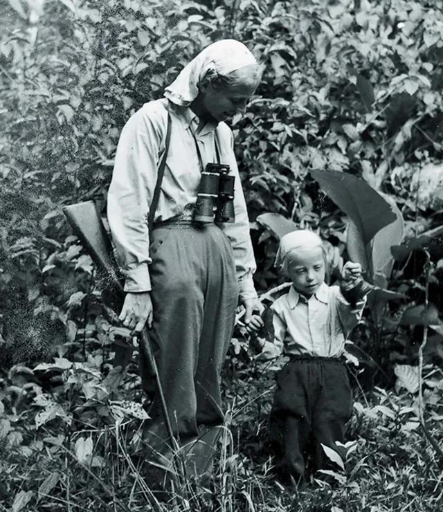 Maria Koepcke, seen here with her four-year-old daughter Juliane, was a passionate German scientist specializing in the study of tropical birds. (Photo credit: Juliane Koepcke).