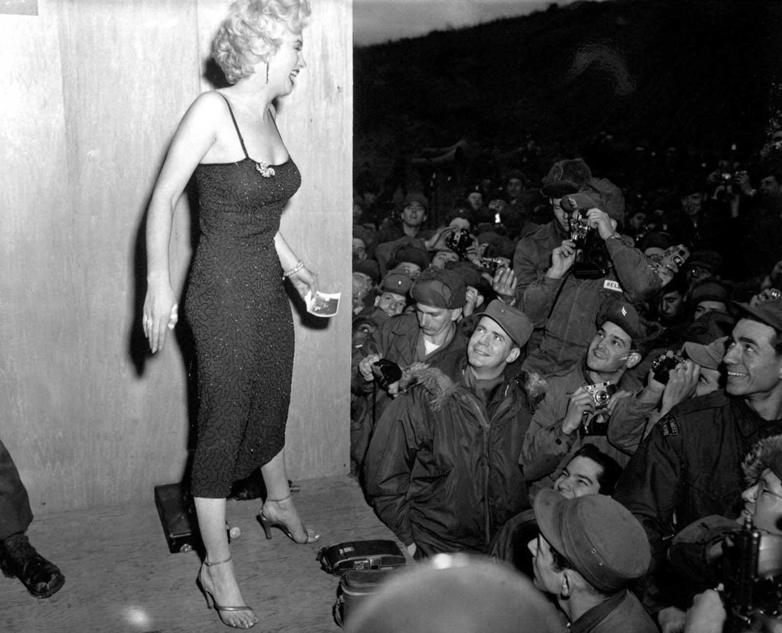 Monroe posed for photos with the soldiers, capturing memories that would last a lifetime.