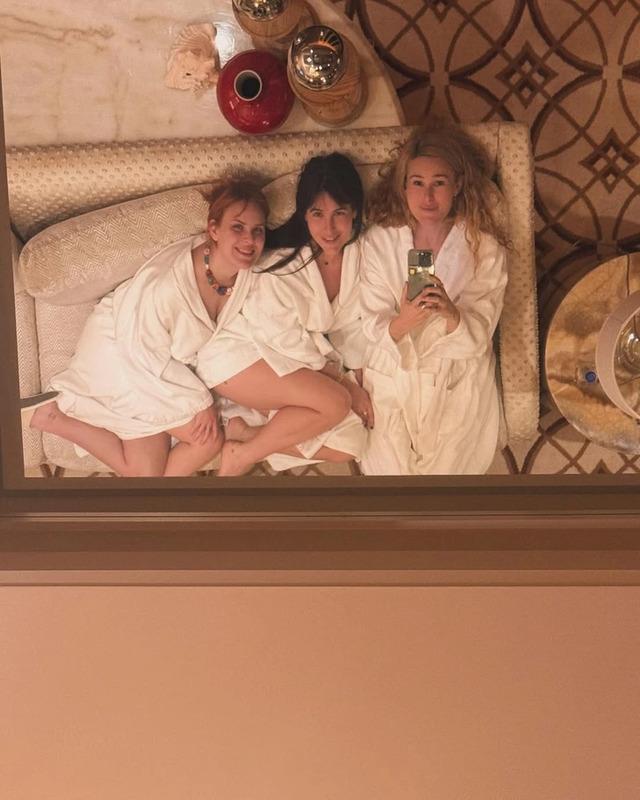 Not only does Rumer share her bed with her mom, but she also enjoys bath time with her sisters, 33-year-old Scout and 31-year-old Tallulah.