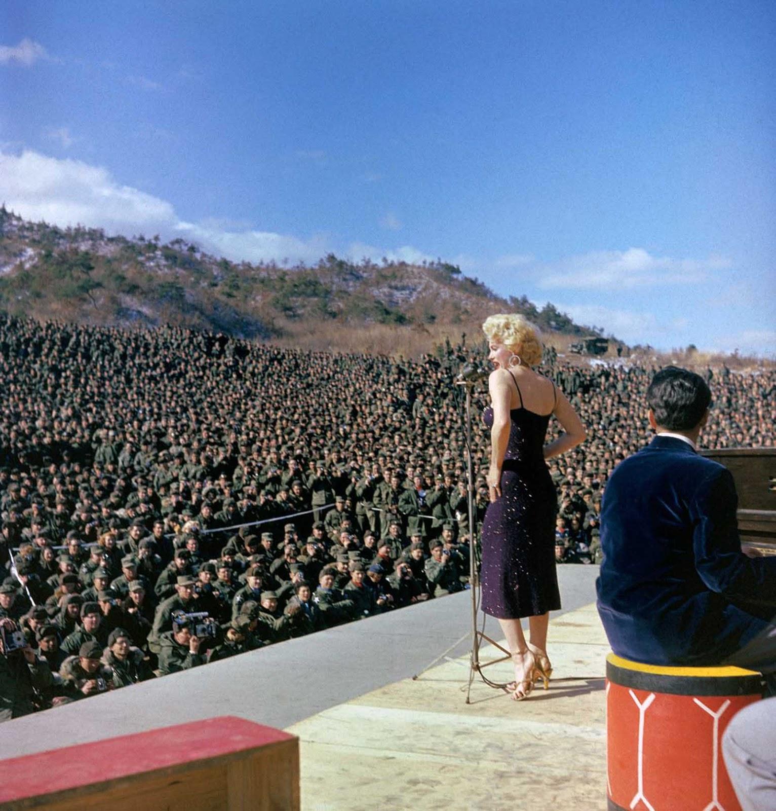 Onstage, Marilyn Monroe effortlessly entertained the troops, spreading joy and laughter.