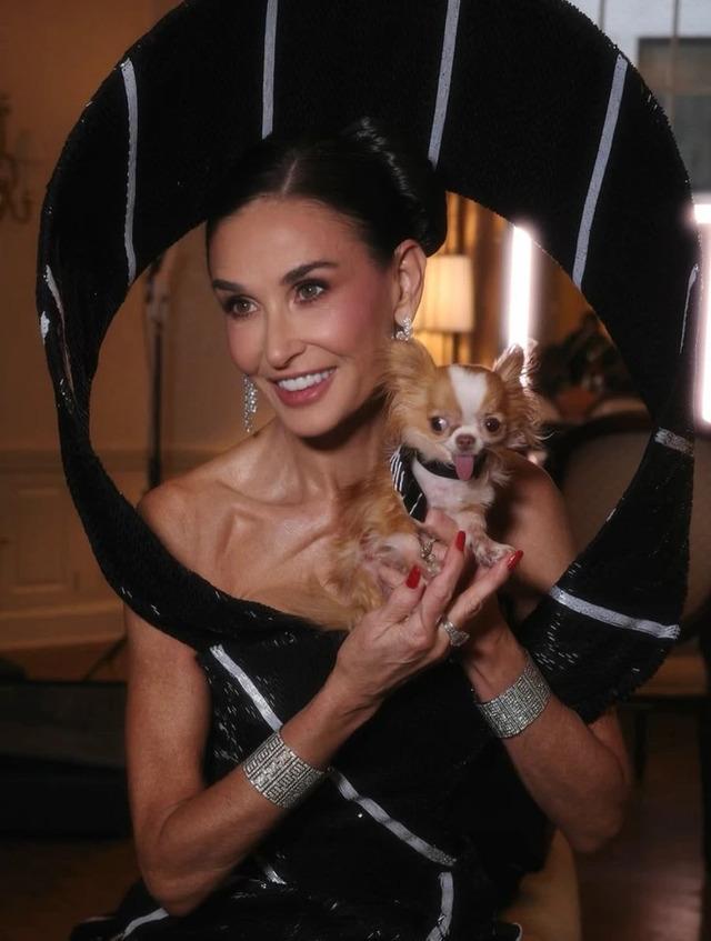 She completed her outfit with sparkling diamond drop earrings and coordinating cuff bangles, adding a touch of glamour that perfectly complemented the metallic elements of the gown.