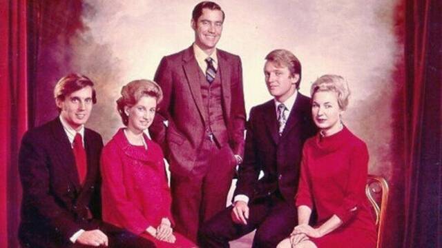 The Trump siblings—Robert, Elizabeth, Fred, Donald, and Maryanne—growing up together in the midst of their family’s evolving legacy.