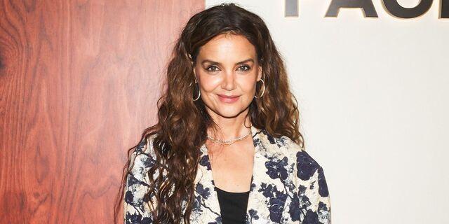 The blonde accents complemented her warm blush and matte pink lips, creating an effortlessly radiant look that balanced boldness with softness.