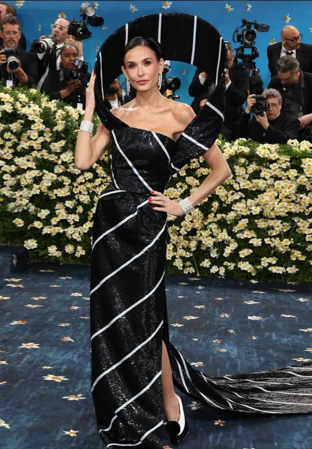 The dress, which blended the sleekness of a necktie with the sophistication of a gown, immediately caught the attention of fashion enthusiasts and attendees alike.